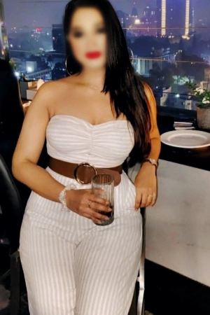Sophisticated corporate model Aisha offering elite class escort experience near GCC Hotel Mira Bhayandar Road