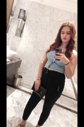 A natural, live profile photo of a cute and petite college student companion near Linking Road, Bandra, featuring a cheerful smile and a youthful campus outfit.