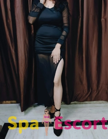 College girl escort in casual attire available for short-time fun.