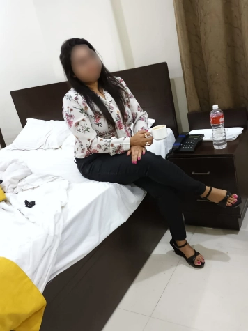 Cute & Petite Vasai Call Girl in Off-Shoulder Dress – Romantic Date